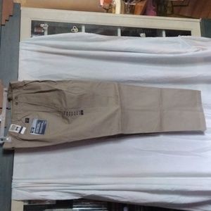 NWT Dockers classic fit Khakis pleated size 38x32.
